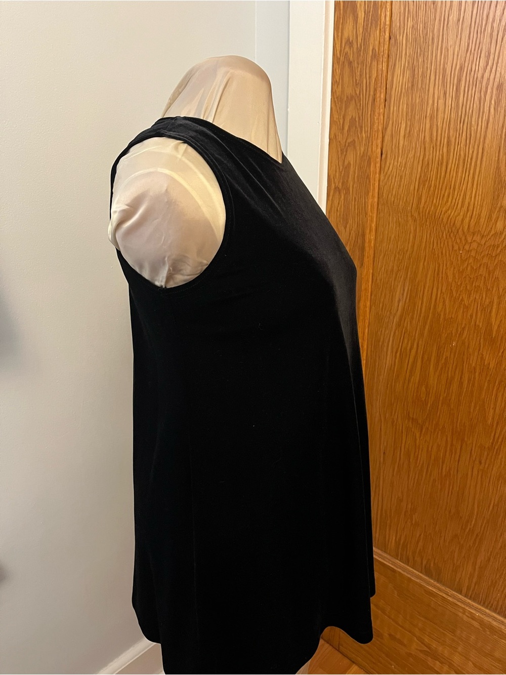 Black velvet; great condition; use as dress or vest. - Picture 4 of 7